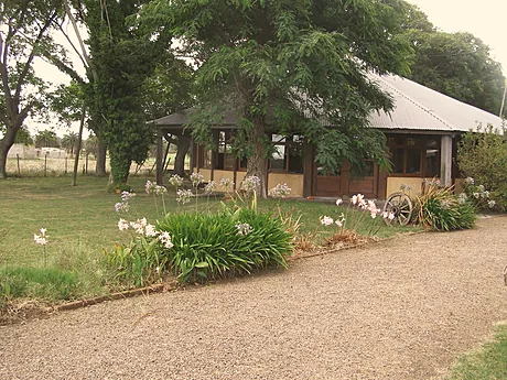 El casco del establecimiento, su jardín y el camino de acceso.