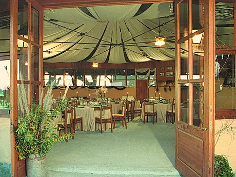 La entrada al salón, con las puertas abiertas hacia el parque.